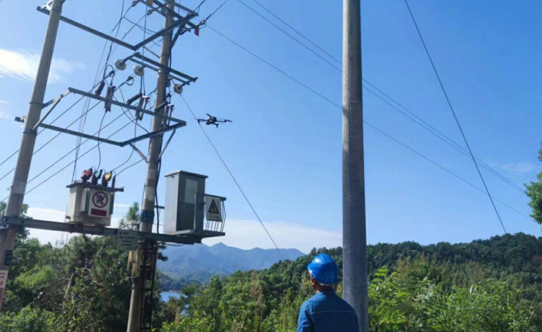 迎“國慶”保供電 無人機巡檢來幫忙(圖1)